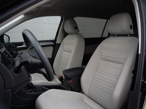 Deep Black Pearl Effect 2023 Volkswagen Tiguan 2.0T S