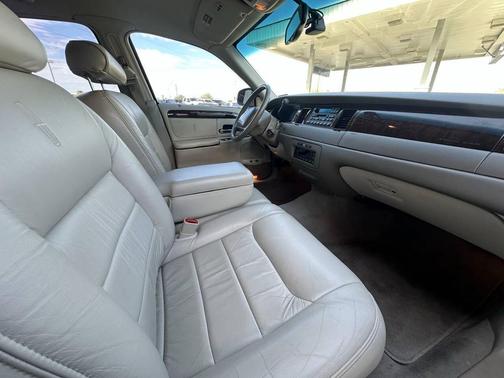 2000 Lincoln Town Car Signature