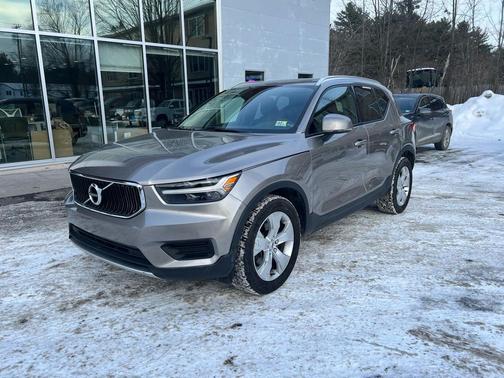 2022 Volvo XC40 T5 Momentum