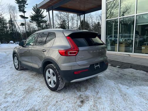 2022 Volvo XC40 T5 Momentum