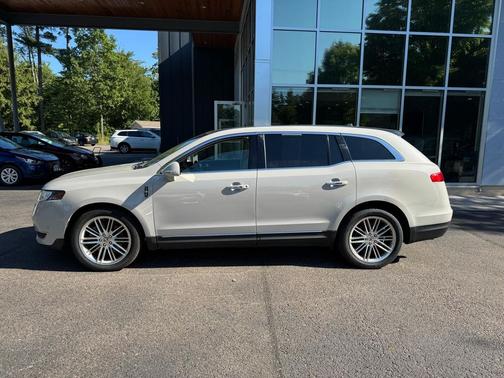 2019 Lincoln MKT Reserve