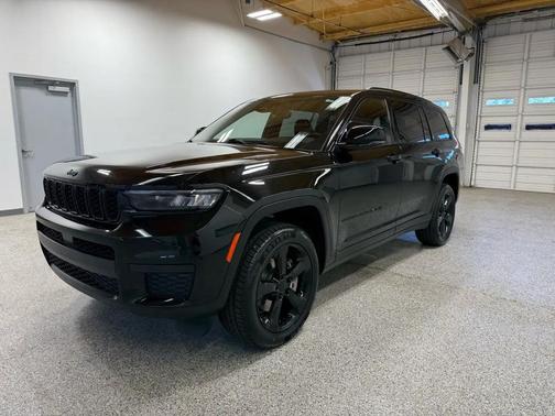Diamond Black Crystal Pearlcoat 2023 Jeep Grand Cherokee L Altitude