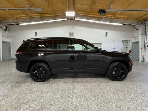 Diamond Black Crystal Pearlcoat 2023 Jeep Grand Cherokee L Altitude