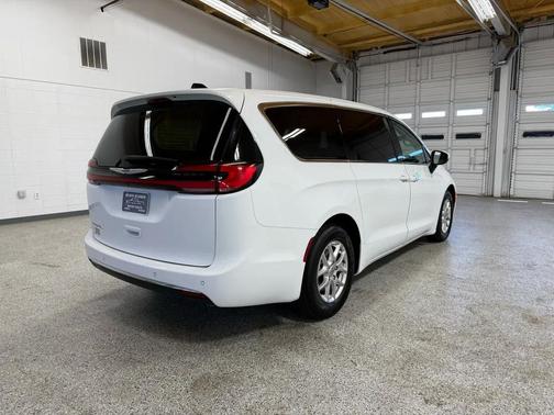 Bright White Clearcoat 2023 Chrysler Pacifica Touring L