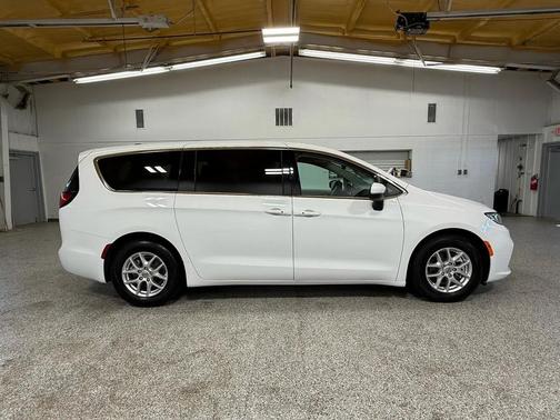 Bright White Clearcoat 2023 Chrysler Pacifica Touring L