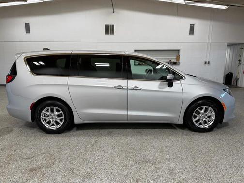 Silver Mist 2023 Chrysler Voyager LX