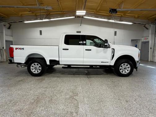Oxford White 2024 Ford F-250 XLT
