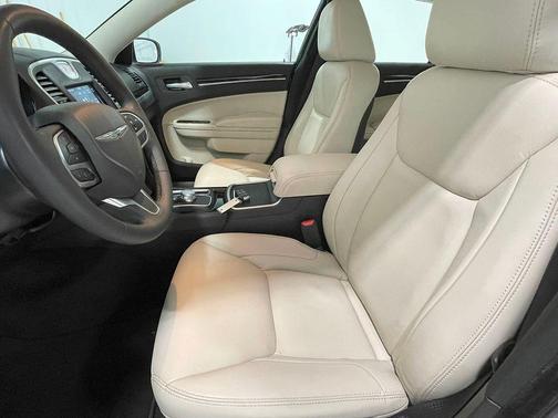 2023 Chrysler 300 Touring L