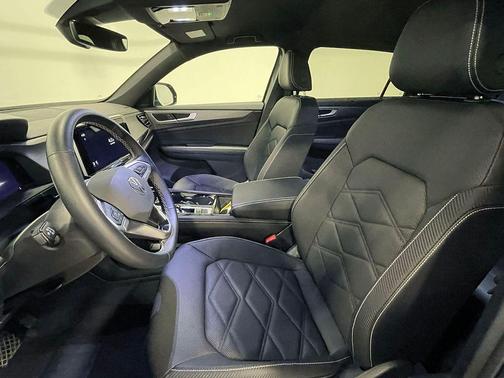 Platinum Gray Metallic 2025 Volkswagen Atlas Cross Sport 2.0T SE w/Technology