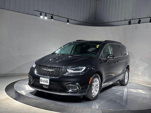Brilliant Black Crystal Pearlcoat 2022 Chrysler Pacifica Touring-L