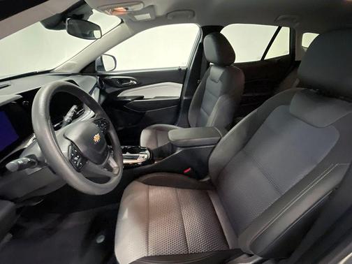Sterling Gray Metallic 2024 Chevrolet Trax LT