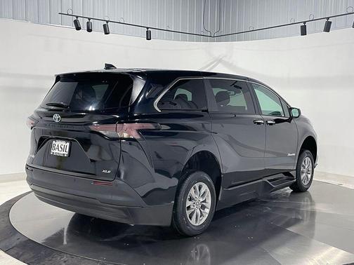 2025 Toyota Sienna XLE