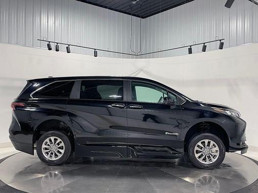 2025 Toyota Sienna XLE