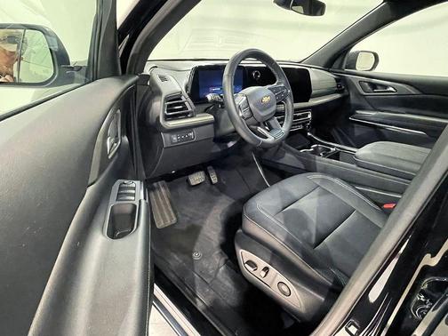 Mosaic Black Metallic 2026 Chevrolet Traverse LT