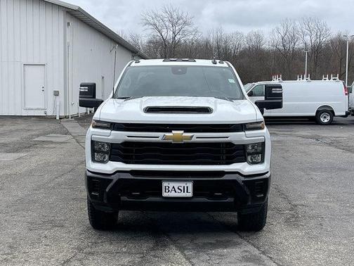 Summit White 2026 Chevrolet Silverado 2500 Custom