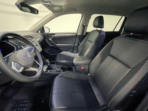 Platinum Gray Metallic 2024 Volkswagen Tiguan 2.0T SE