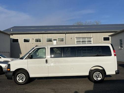 2025 Chevrolet Express 3500 LT