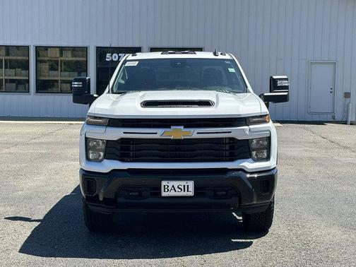 Summit White 2026 Chevrolet Silverado 2500 Custom