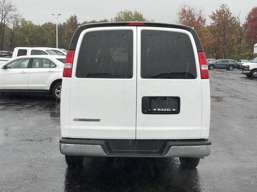 2025 Chevrolet Express 3500 LT
