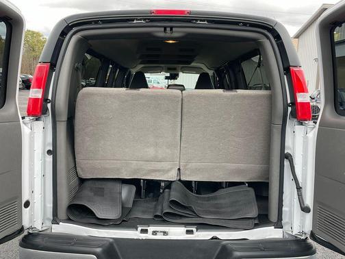 2025 Chevrolet Express 3500 LT