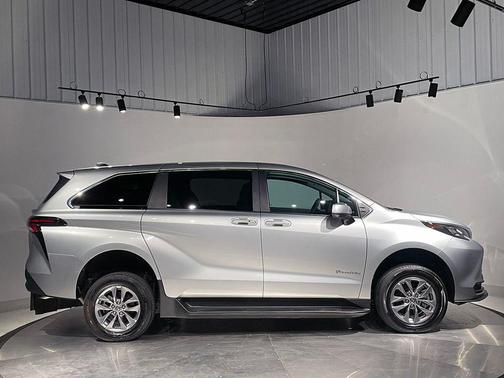 Celestial Silver Metallic 2024 Toyota Sienna LE