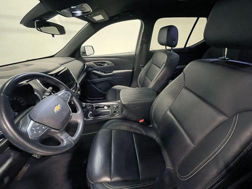 Sterling Gray Metallic 2023 Chevrolet Traverse LT Leather