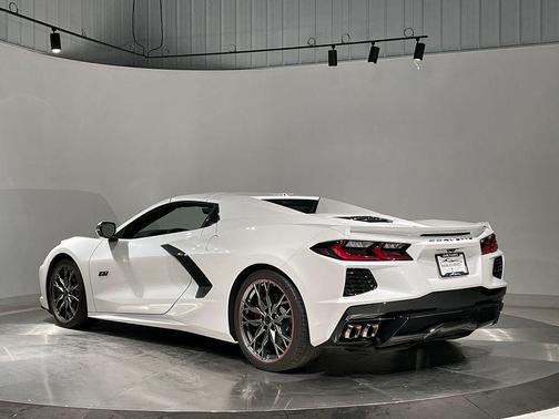 White Pearl Metallic 2023 Chevrolet Corvette Stingray w/3LT