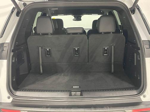 Summit White 2025 Chevrolet Traverse LT