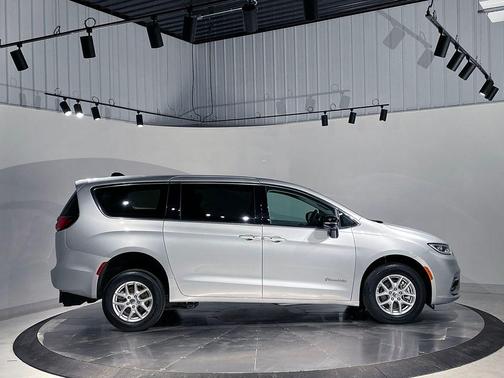 2024 Chrysler Pacifica Touring-L