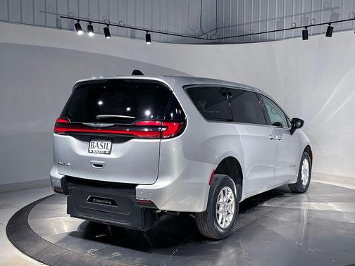 2024 Chrysler Pacifica Touring-L