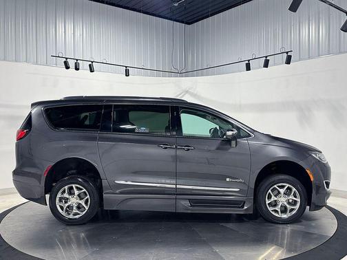 Granite Crystal Clearcoat Metallic 2017 Chrysler Pacifica Limited