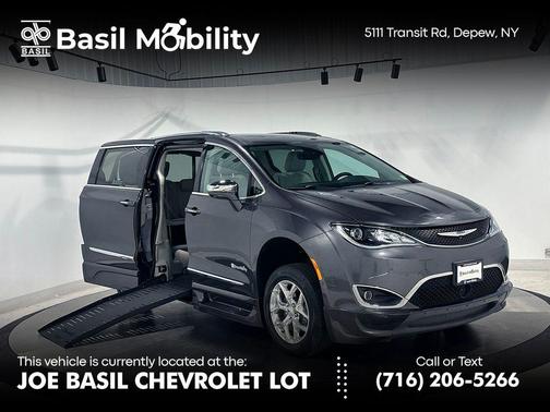Granite Crystal Clearcoat Metallic 2017 Chrysler Pacifica Limited