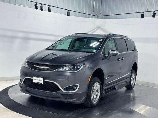 Granite Crystal Clearcoat Metallic 2017 Chrysler Pacifica Limited