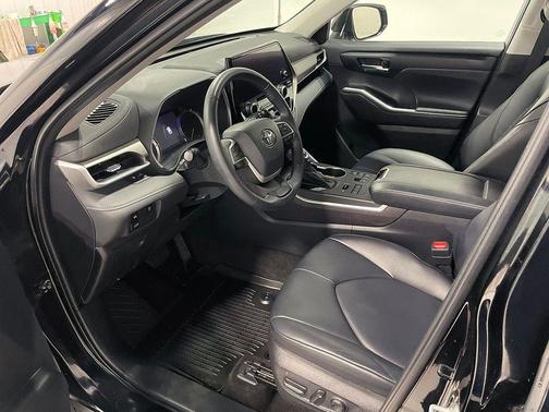 Midnight Black Metallic 2023 Toyota Highlander XLE