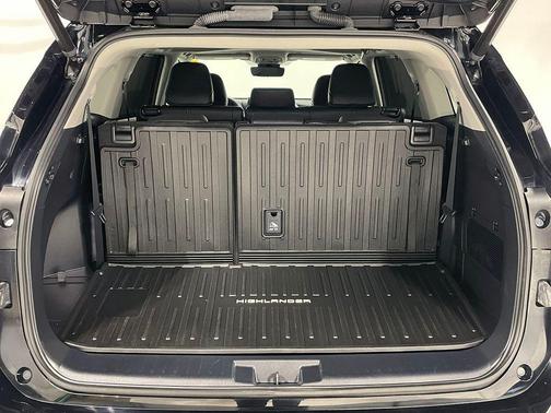 Midnight Black Metallic 2023 Toyota Highlander XLE