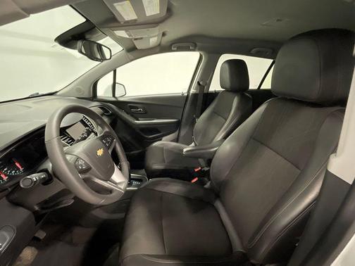 Summit White 2022 Chevrolet Trax LT