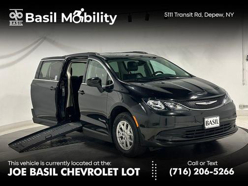 Brilliant Black Crystal Pearlcoat 2020 Chrysler Voyager LXI