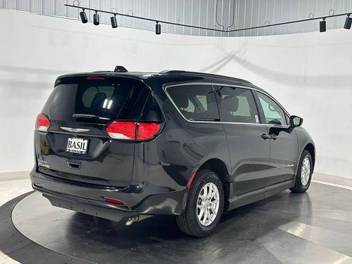 Brilliant Black Crystal Pearlcoat 2020 Chrysler Voyager LXI