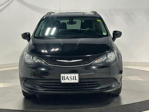 Brilliant Black Crystal Pearlcoat 2020 Chrysler Voyager LXI