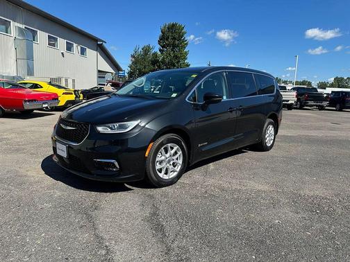 Brilliant Black Crystal Pearlcoat 2023 Chrysler Pacifica Touring-L