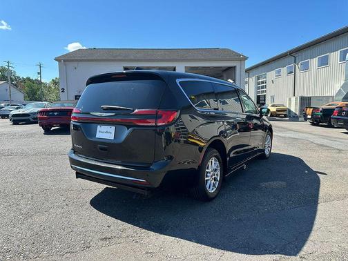 Brilliant Black Crystal Pearlcoat 2023 Chrysler Pacifica Touring-L