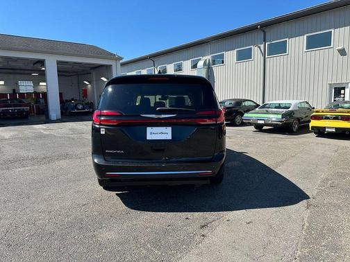 Brilliant Black Crystal Pearlcoat 2023 Chrysler Pacifica Touring-L