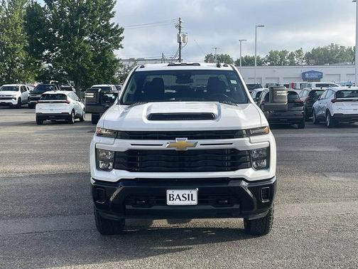 Summit White 2026 Chevrolet Silverado 2500 Custom