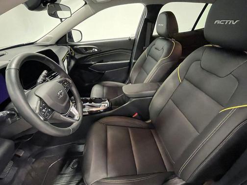 Mosaic Black Metallic 2025 Chevrolet Trax ACTIV