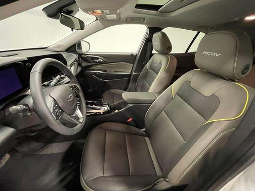 Summit White 2025 Chevrolet Trax ACTIV