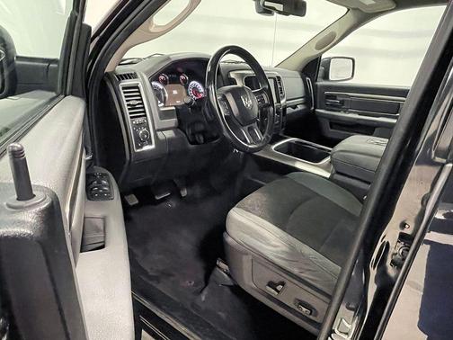 Brilliant Black Crystal Pearlcoat 2018 RAM 1500 Big Horn