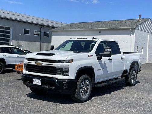 Summit White 2026 Chevrolet Silverado 2500 Custom
