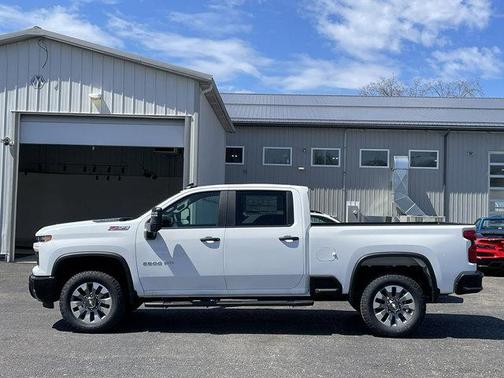 Summit White 2026 Chevrolet Silverado 2500 Custom