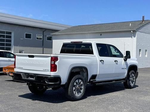 Summit White 2026 Chevrolet Silverado 2500 Custom