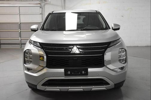 Gray 2024 Mitsubishi Outlander SE